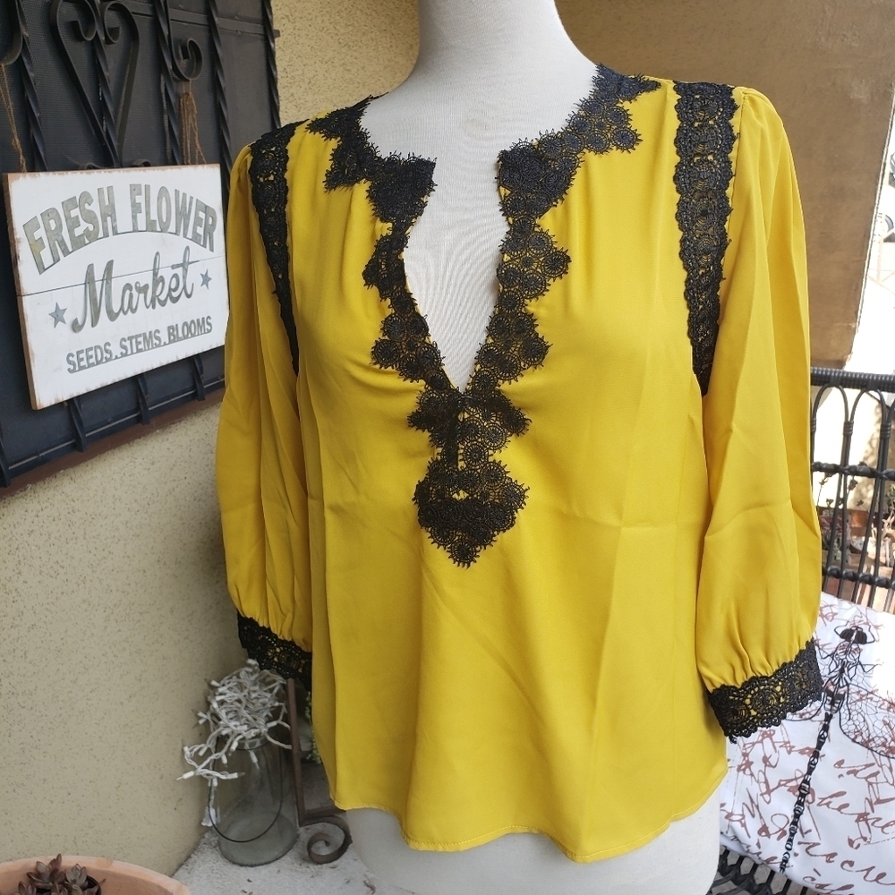 ¤ Gracia Tunic Top • Gold w/ Black Lace Blouse • Tagged Size Small